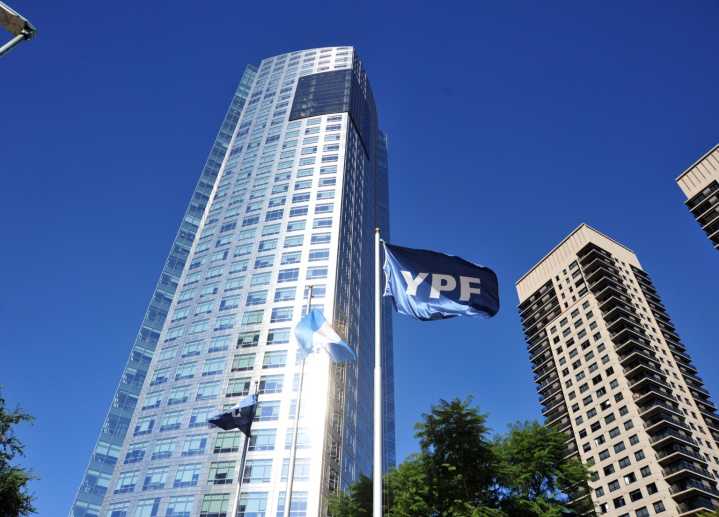 Juicio por YPF: Burford recomendó a la Argentina negociar para evitar pagar 16 mil millones de dólares