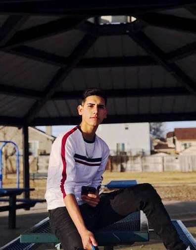 Conquista el Juarense Caleb Molina a millones de oyentes con su música