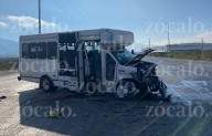 Tráiler choca contra camión de personal en carretera a Monclova; hay tres lesionados