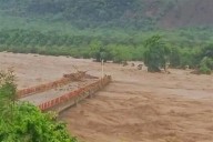 Arrasan inundaciones con casas y puentes en Huautla, Hidalgo