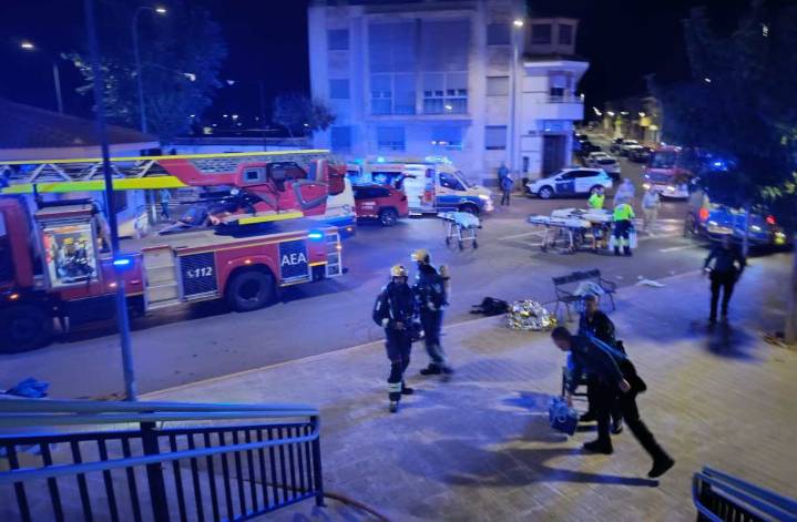 Vuelven a su residencia de Carrión (Ciudad Real) los desalojados por el incendio que ha dejado una fallecida
