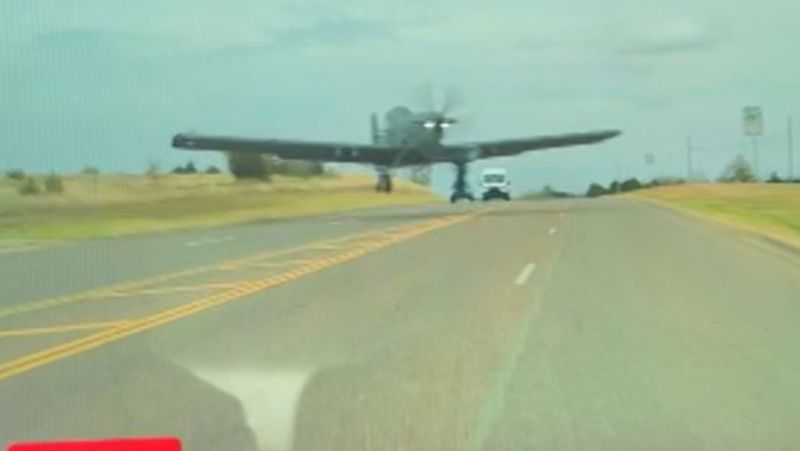 Un automóvil por poco choca con un avión de la Fuerza Aérea de EE.UU.