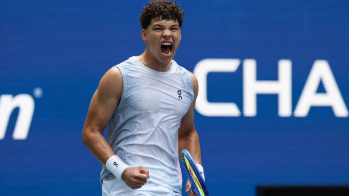 Ben Shelton stuns Rublev in Paris as he matches a record not seen since Andy Roddick