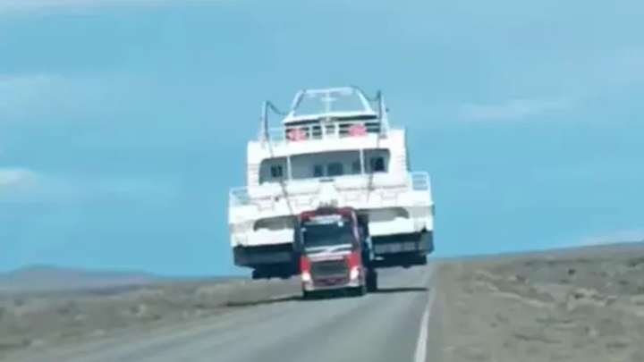 Video: se cruzó con un barco en plena ruta y se volvió viral