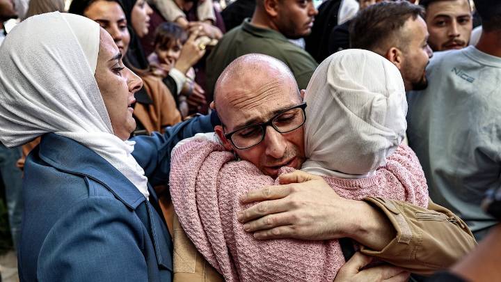 Palestinian prisoners, detainees warmly received in Gaza, Ramallah