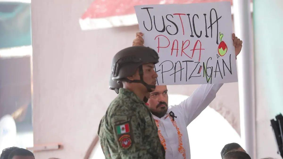 Entre policías y protestas, Congreso de Michoacán entrega Presea “Constitución de 1814” en Apatzingán