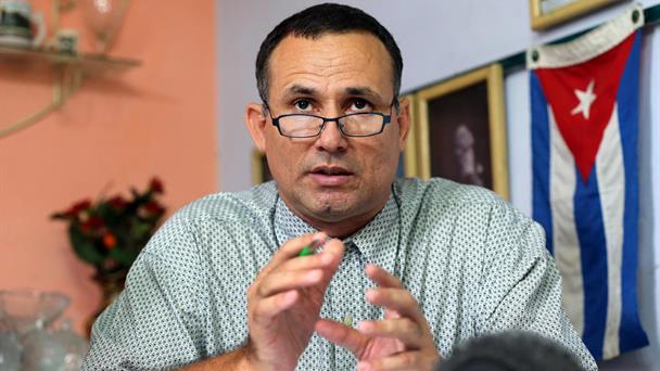 El disidente cubano José Daniel Ferrer parte al destierro hacia EEUU