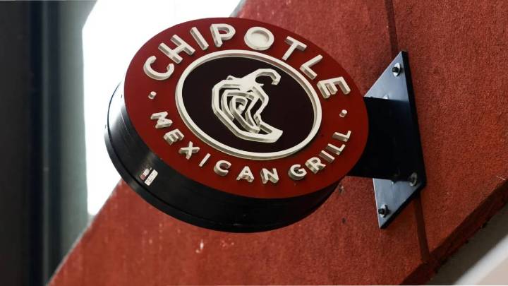 Acciones de Chipotle caen 15% tras nuevo recorte de previsiones de ventas
