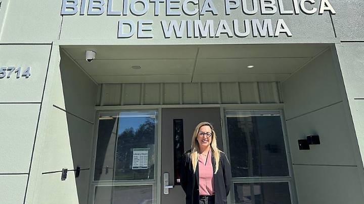 Wimauma opens door to new library, more than 1,000 items
