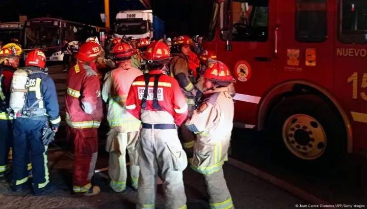 Un gigantesco incendio consume decenas de casas en Lima