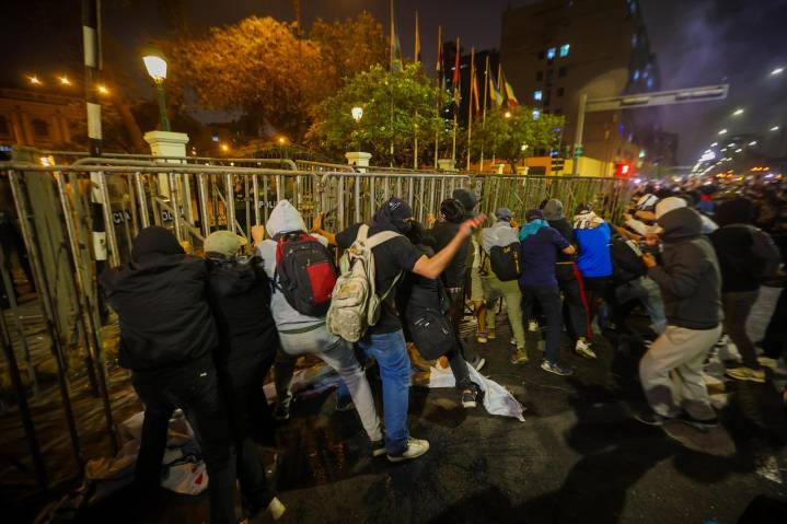 Defensoría: Protestas en Lima dejan un muerto y 102 personas heridas