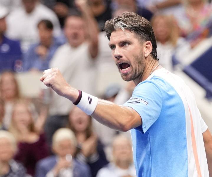 Deadspin | Cameron Norrie shocks No. 1 Carlos Alcaraz in Paris