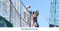 Hinchas de San Martín pasaron la valla y pararon el partido
