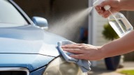 Rociar vinagre en los faros del auto: para qué sirve y qué beneficios tiene