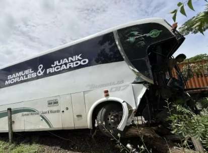 Accidente del bus de Samuel Morales, hijo de Kaleth Morales, deja varios heridos leves en San Alberto