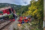 Decenas de heridos, dos en estado crítico, tras un choque entre trenes rápidos en Eslovaquia