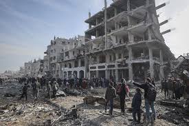 Palestinos regresan a las ruinas mientras ONG buscan aumentar ayuda y tropas de EEUU llegan a Israel