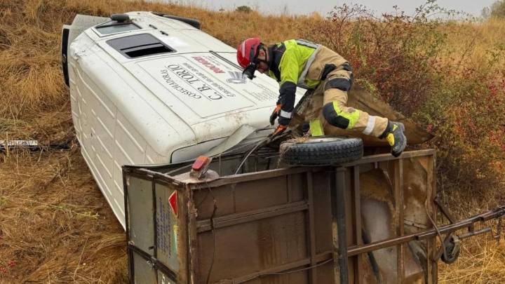 Los bomberos excarcelan a una persona atrapada en su furgoneta en un accidente en Ozaniego