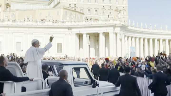 El Papa León XIV recorrió la Plaza San Pedro saludando a los venezolanos tras la canonización (+Video)