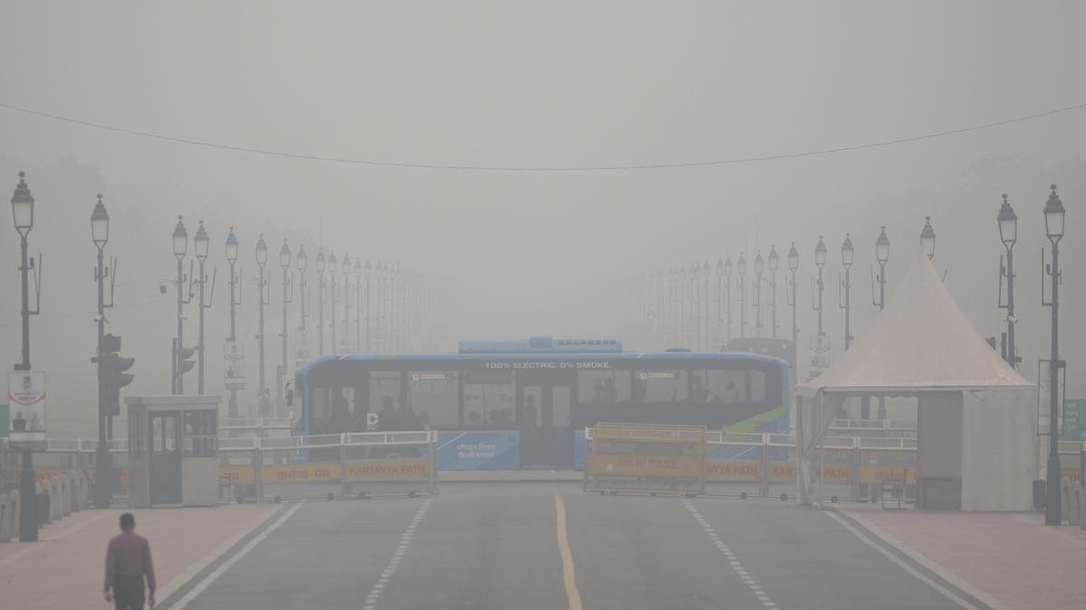 Delhi's air turns 'very poor' as haze, fog envelop city, visibility drops