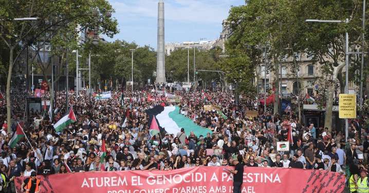 Al menos 70.000 personas reclaman el fin del genocidio en la manifestación por Palestina más multitudinaria en Barcelona