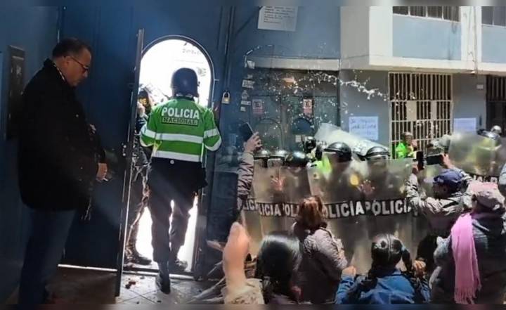 Phillip Butters fue resguardado por la Policía ante rechazo masivo en Puno: estuvo escondido en una oficina