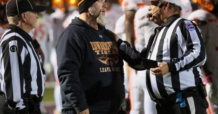 Photos: DeSmet Spartans end playoff hopes for Edwardsville Tigers, beating them 30