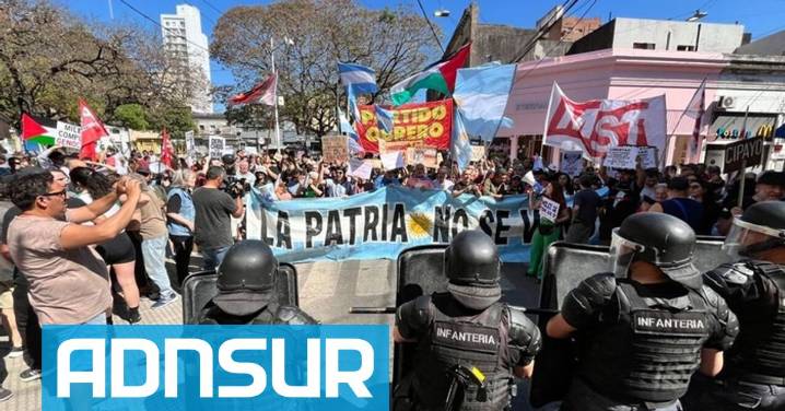 13:40 Tensión en Santa Fe: enfrentamiento entre opositores y militantes de La Libertad Avanza antes de la caminata de Milei