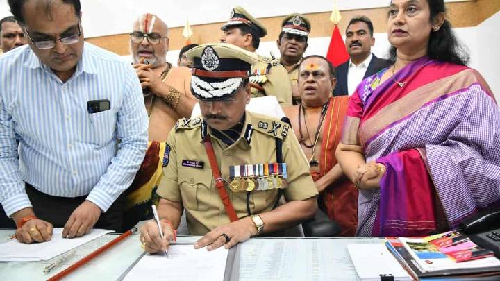 IPS officer Shivadhar Reddy takes charge as Telangana DGP