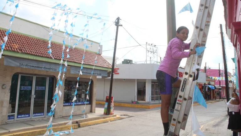 ‘Chiquita’ decora desde hace 15 años con banderitas las fiestas de la Virgen del Rosario