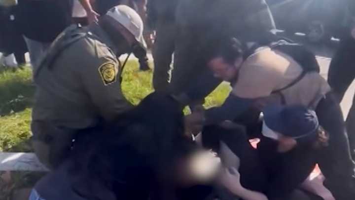 Transeúntes intentan detener arresto por parte de agentes de migración