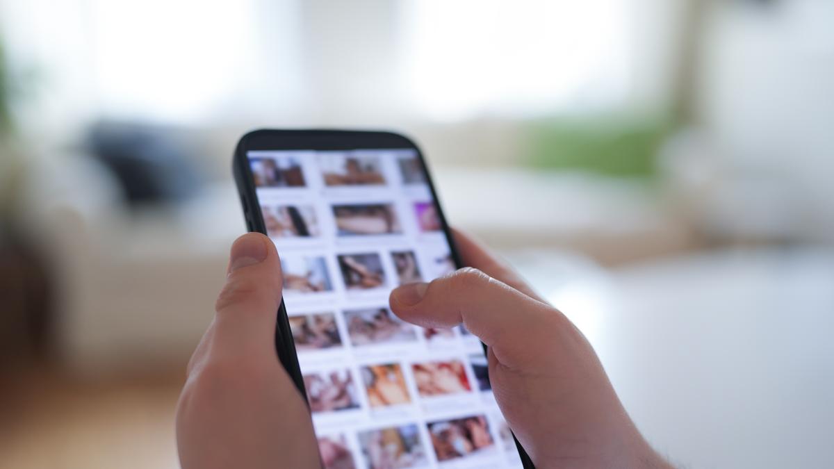Uno de cada cuatro menores ya está enganchado a la pornografía violenta