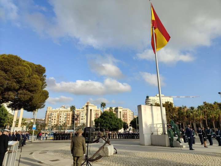El izado de la bandera de España en el Puerto inicia la celebración del Día de la Fiesta Nacional
