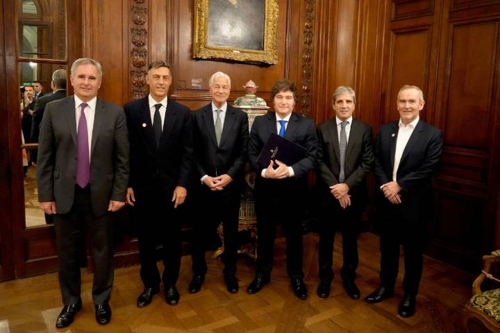 Auxilio financiero. Milei y su equipo económico se reunieron con el CEO de JP Morgan