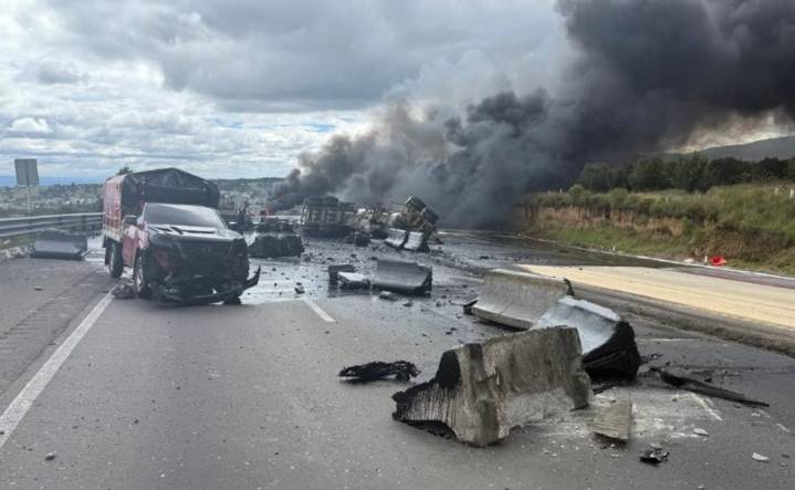 Choque entre pipa, camioneta y tractocamión provoca incendio y el cierre de autopista México