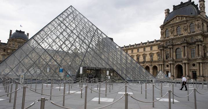 France's Louvre Museum Closes After Minister Reports 'Robbery
