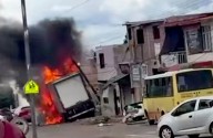 Camión sin frenos se incendia tras impactar ocho autos y un poste en Querétaro