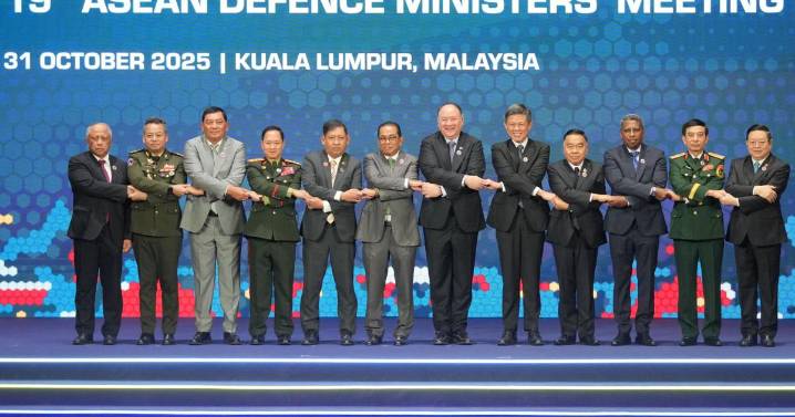 US defense chief vows to 'stoutly defend' Indo-Pacific interests in talks with China