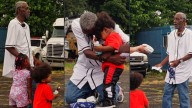 Le regalan más 100,000 de dólares a abuelito por su nobleza y termina siendo secuestrado por su familia