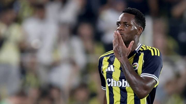 “Ha tenido problemas de dolor y algunos clubes lo han obligado a jugar así”: las duras revelaciones que dio el entrenador del Fenerbahce sobre el estado de salud de Jhon Durán