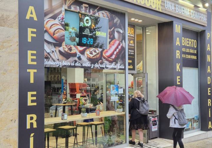 Roban dinero, atún y jamón en el local que sufrió otro asalto y los detienen al volver a por la comida que escondieron