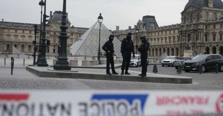 Cinco nuevos detenidos en Francia por el robo en el Louvre