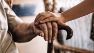 Corte Constitucional determina que hijos víctimas de maltrato no están obligados a mantener a sus padres