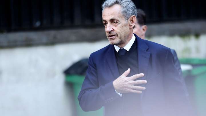 De su mujer y sus hijos a sus hermanos y nietos: la familia de Sarkozy blinda su entrada en prisión