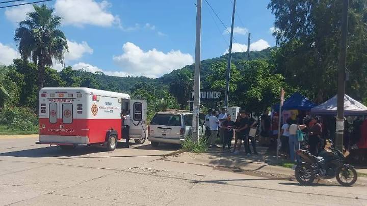 Choque entre motocicleta y taxi deja dos heridos en fraccionamiento Santa Teresa