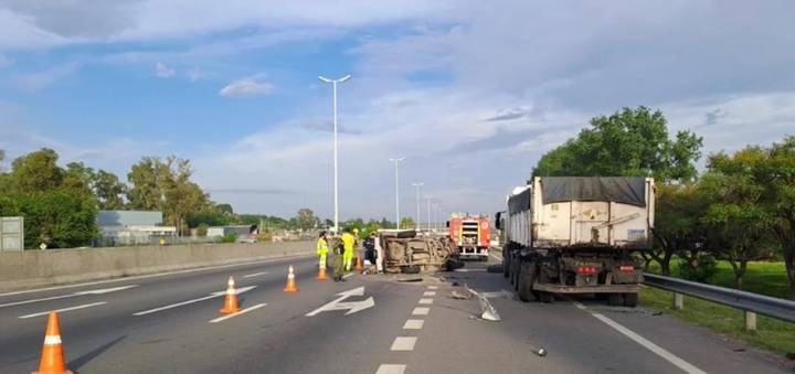 Choque y vuelco en Acceso Oeste: dos muertos