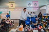Presidente Jorge Aldana entrega útiles escolares y mochilas en la comunidad de Los Reyes