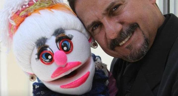 Titiritero detrás de Nicolasa y su esposa terminan detenidos por denuncia mutua de agresión | VIDEO Ángel Calvo, el hombre que da vida a la muñeca Nicolasa, y su esposa terminaron en comisaría.