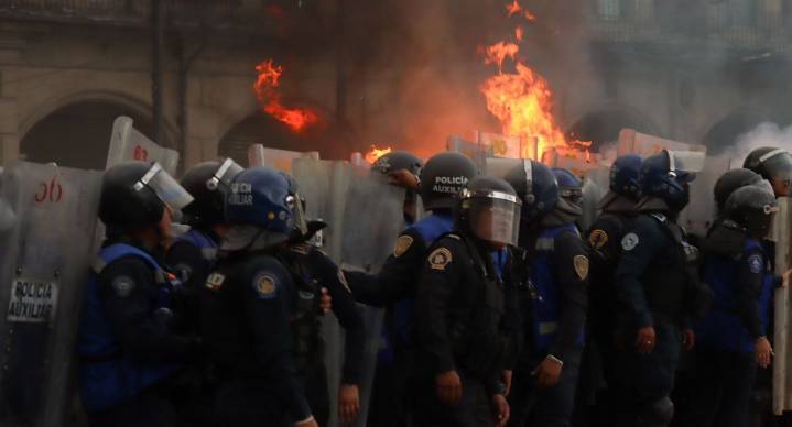 Desatan disturbios en plena conmemoración del 2 de octubre en el Zócalo de la CDMX