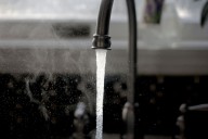 Agua marrón y olorosa sale del grifo en hogares de California y genera preocupación
